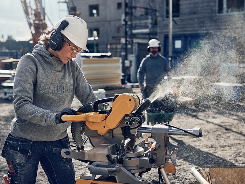 CRAFTSMAN_WOMAN_7992_3560_800x600